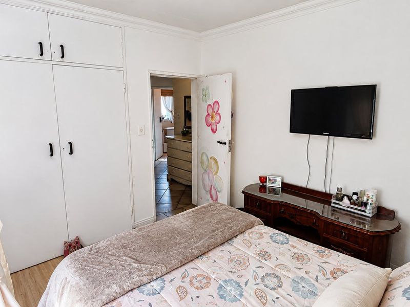 Elegant 3 Bedroom Double-Storey Townhouse with Beautiful Private Garden - Photo 10