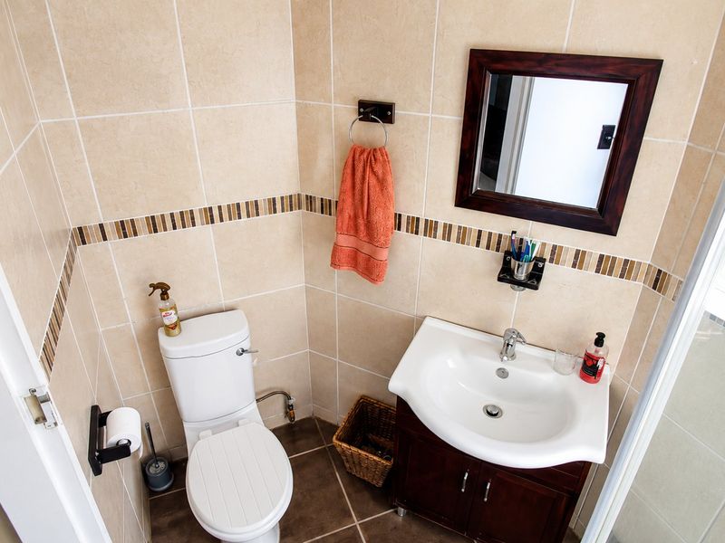 Elegant 3 Bedroom Double-Storey Townhouse with Beautiful Private Garden - Photo 7