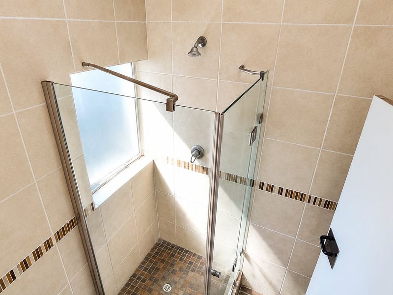 Elegant 3 Bedroom Double-Storey Townhouse with Beautiful Private Garden - Photo 8