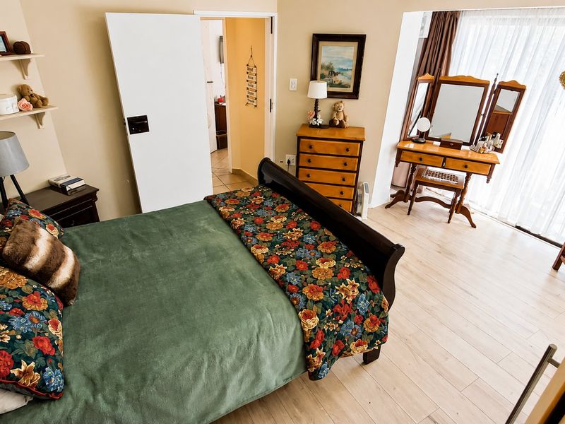 Elegant 3 Bedroom Double-Storey Townhouse with Beautiful Private Garden - Photo 4