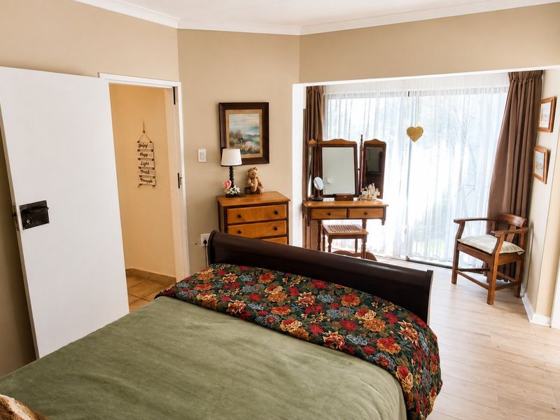 Elegant 3 Bedroom Double-Storey Townhouse with Beautiful Private Garden - Photo 3