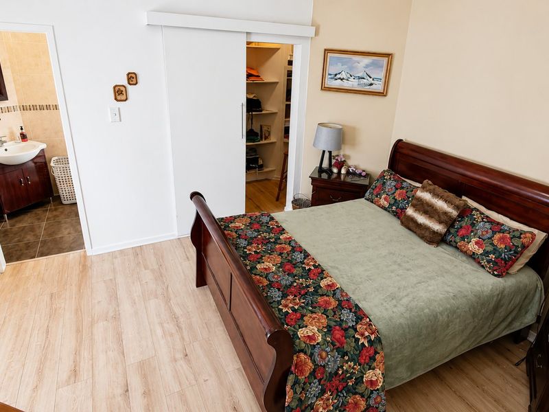 Elegant 3 Bedroom Double-Storey Townhouse with Beautiful Private Garden - Photo 2