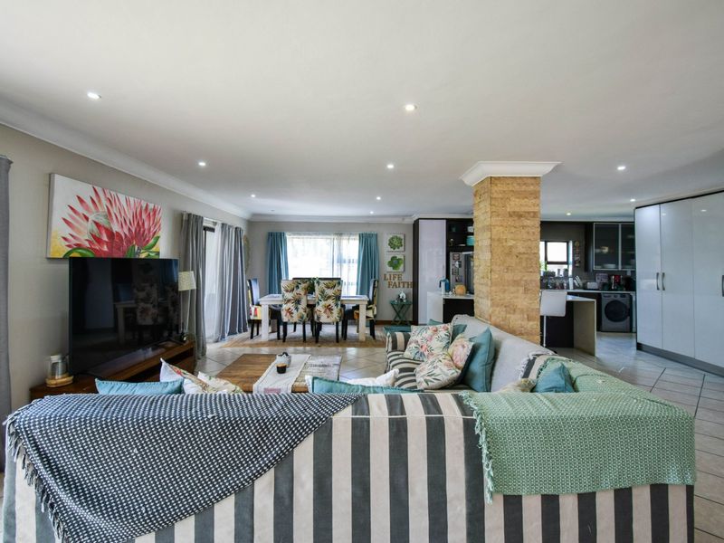 Sophisticated Family Living With Exceptional Entertainment Spaces - Photo 3