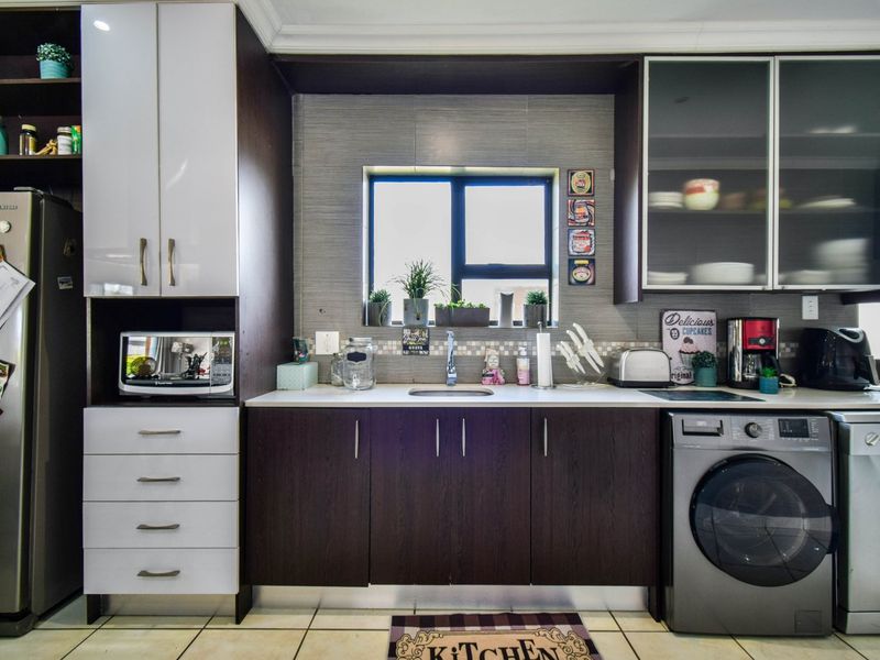 Sophisticated Family Living With Exceptional Entertainment Spaces - Photo 8