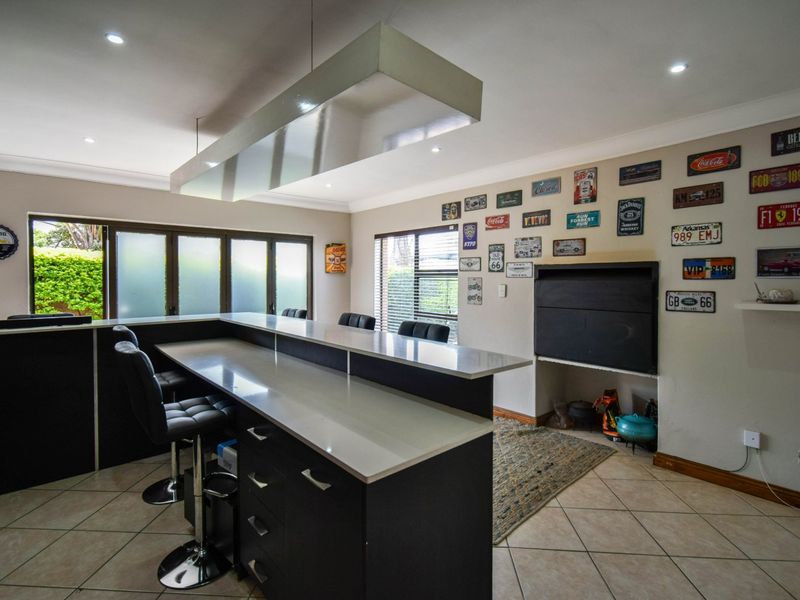 Sophisticated Family Living With Exceptional Entertainment Spaces - Photo 7