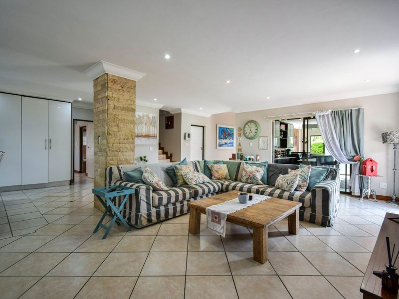 Sophisticated Family Living With Exceptional Entertainment Spaces - Photo 4