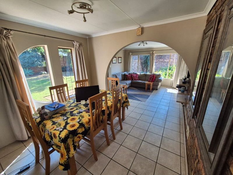 Spacious Family Home With Versatile Flatlet - Photo 5