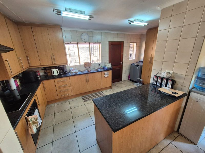 Spacious Family Home With Versatile Flatlet - Photo 6