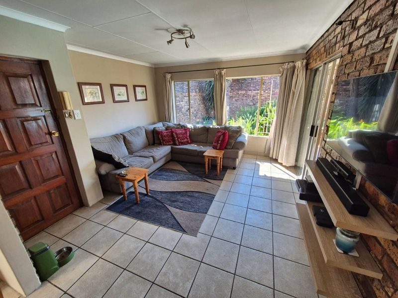 Spacious Family Home With Versatile Flatlet - Photo 3