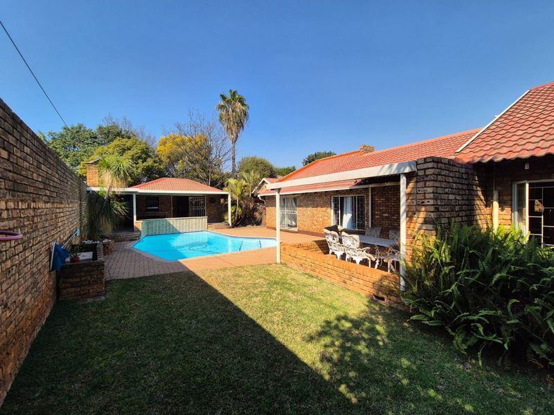 Spacious Family Home With Versatile Flatlet - Photo 2