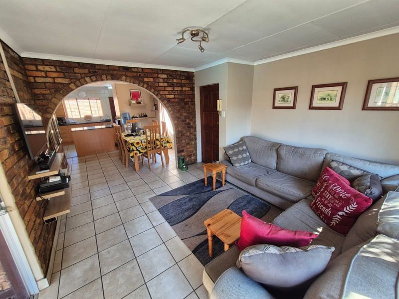 Spacious Family Home With Versatile Flatlet - Photo 4