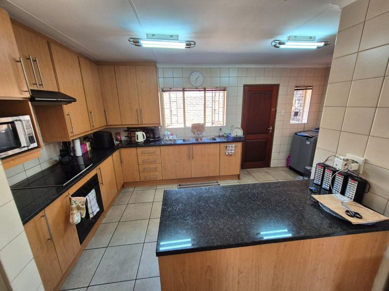 Spacious Family Home With Versatile Flatlet - Photo 10