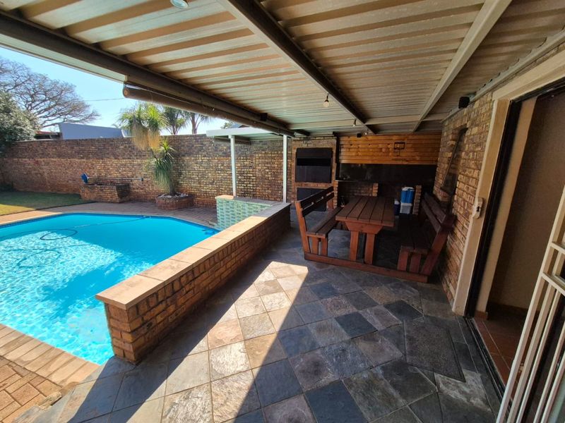 Spacious Family Home With Versatile Flatlet - Photo 8