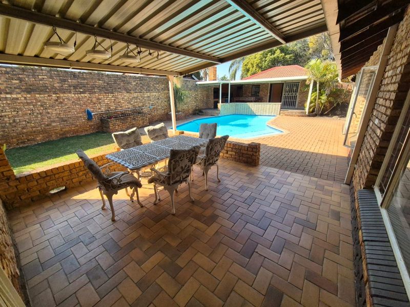 Spacious Family Home With Versatile Flatlet - Photo 7