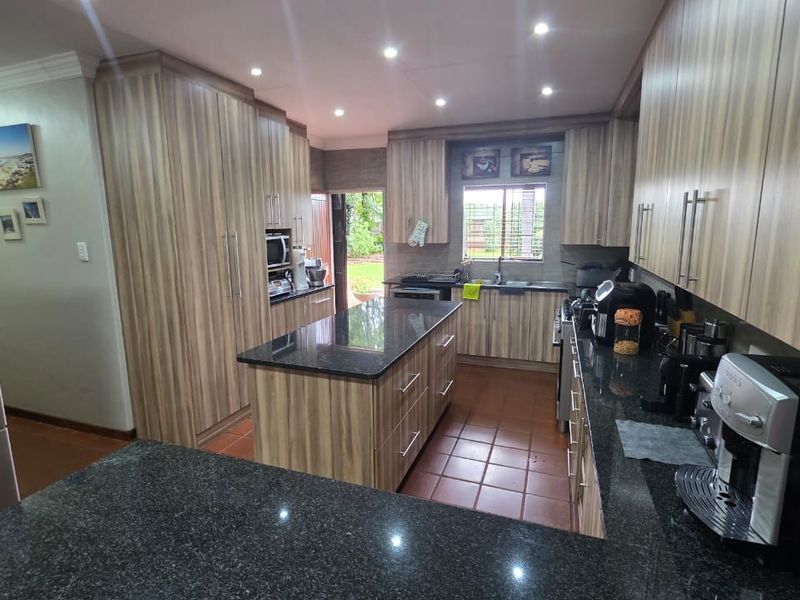 Majestic Family Home With Exceptional Extras - Photo 6