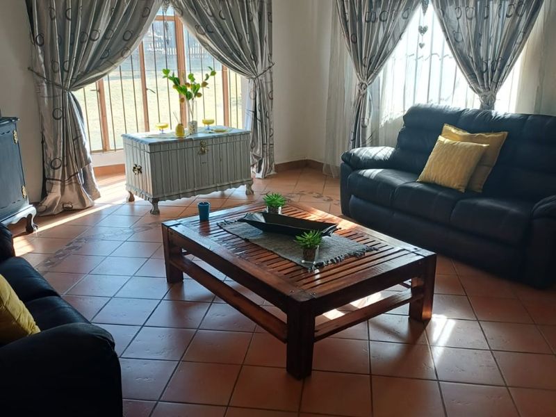 STUNNING 4-BEDROOM FAMILY HOME TO LET - Photo 4