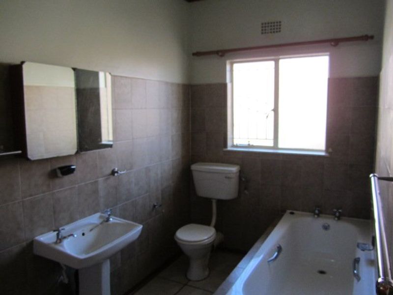 Are you looking for a spacious townhouse with lots of potential,this is the one for you! - Photo 10