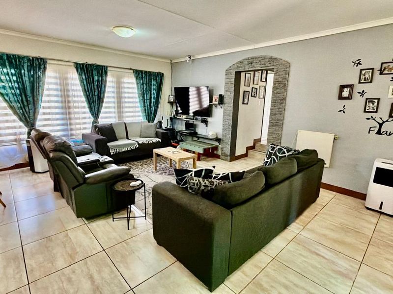 3 Bedroom Townhouse in Doringkruin - Photo 4