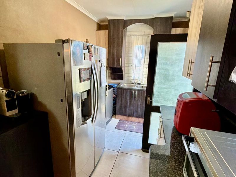 3 Bedroom Townhouse in Doringkruin - Photo 5