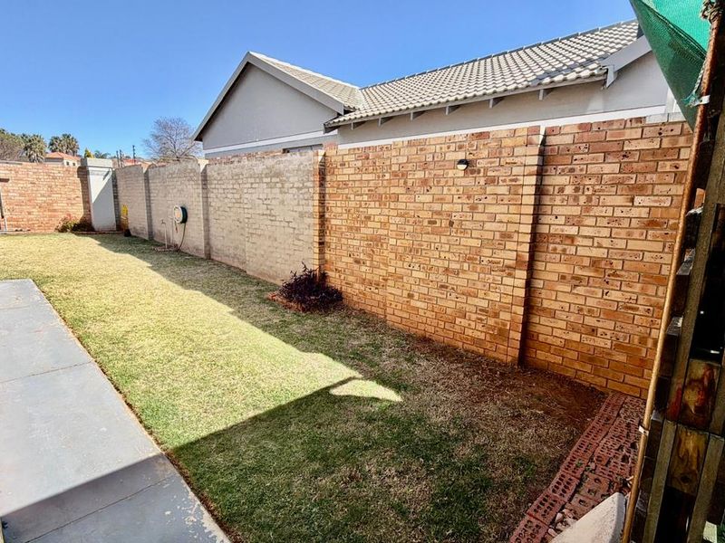3 Bedroom Townhouse in Doringkruin - Photo 2
