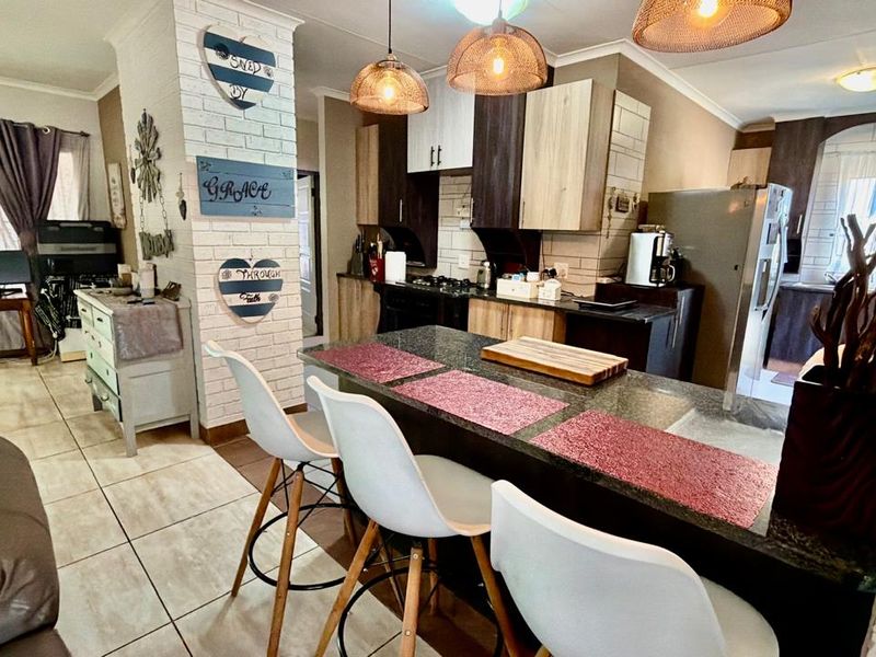 3 Bedroom Townhouse in Doringkruin - Photo 10