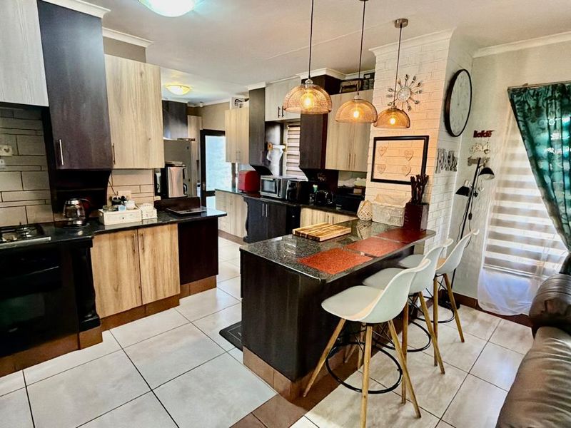 3 Bedroom Townhouse in Doringkruin - Photo 9