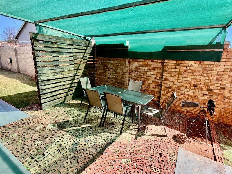 3 Bedroom Townhouse in Doringkruin - Photo 3