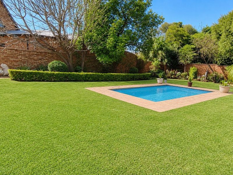 Spacious 4 Bedroom Family Home with Solar Backup in a Secure Boomed-Off Neighbourhood - Photo 4