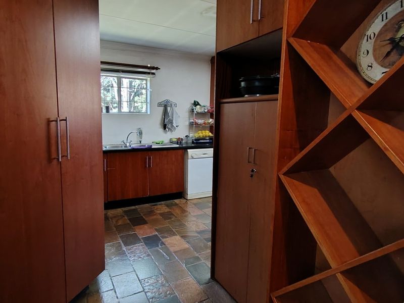 Spacious 4 Bedroom Family Home with Solar Backup in a Secure Boomed-Off Neighbourhood - Photo 10