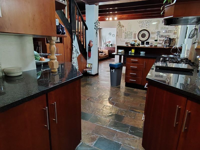 Spacious 4 Bedroom Family Home with Solar Backup in a Secure Boomed-Off Neighbourhood - Photo 9