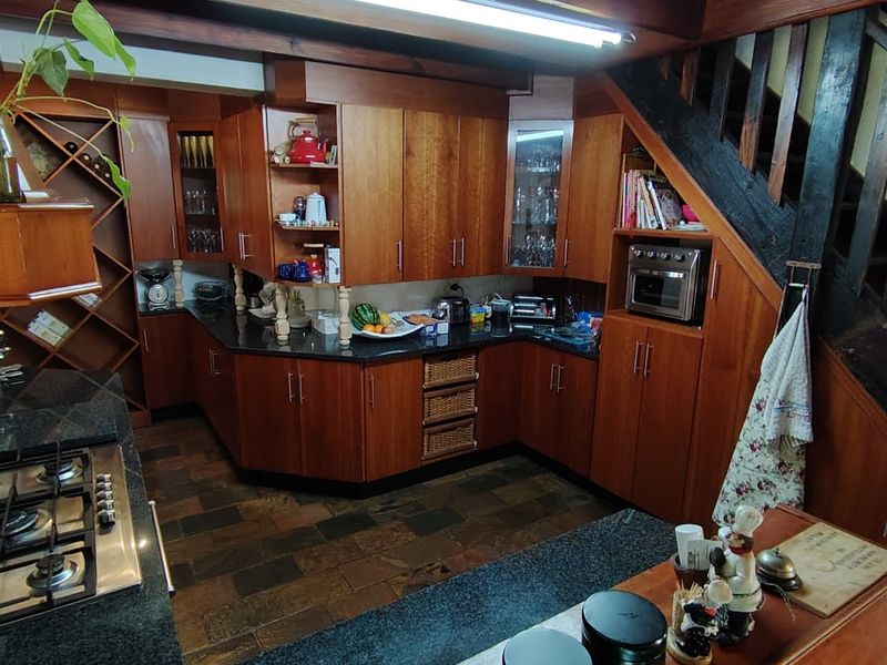 Spacious 4 Bedroom Family Home with Solar Backup in a Secure Boomed-Off Neighbourhood - Photo 8