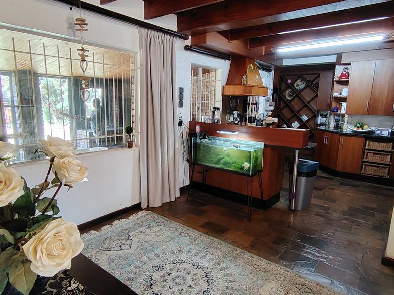 Spacious 4 Bedroom Family Home with Solar Backup in a Secure Boomed-Off Neighbourhood - Photo 7