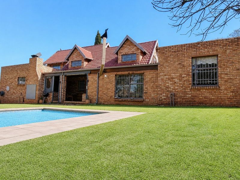 Spacious 4 Bedroom Family Home with Solar Backup in a Secure Boomed-Off Neighbourhood - Photo 3