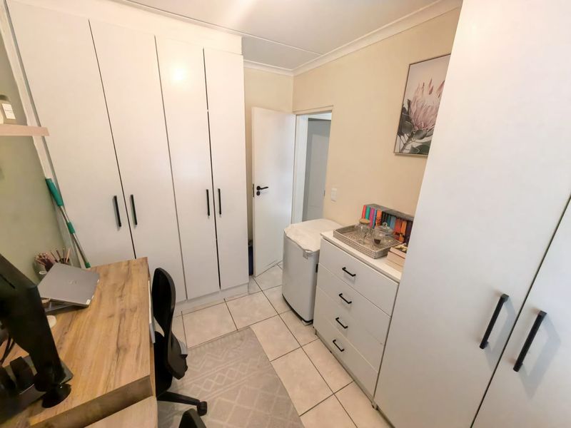 Modern Two Bedroom  Ground Floor Apartment/Flat for Sale in Grassy Park (Olive Grove) - Photo 5
