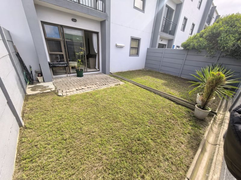 Modern Two Bedroom  Ground Floor Apartment/Flat for Sale in Grassy Park (Olive Grove) - Photo 8