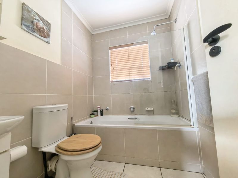 Modern Two Bedroom  Ground Floor Apartment/Flat for Sale in Grassy Park (Olive Grove) - Photo 6