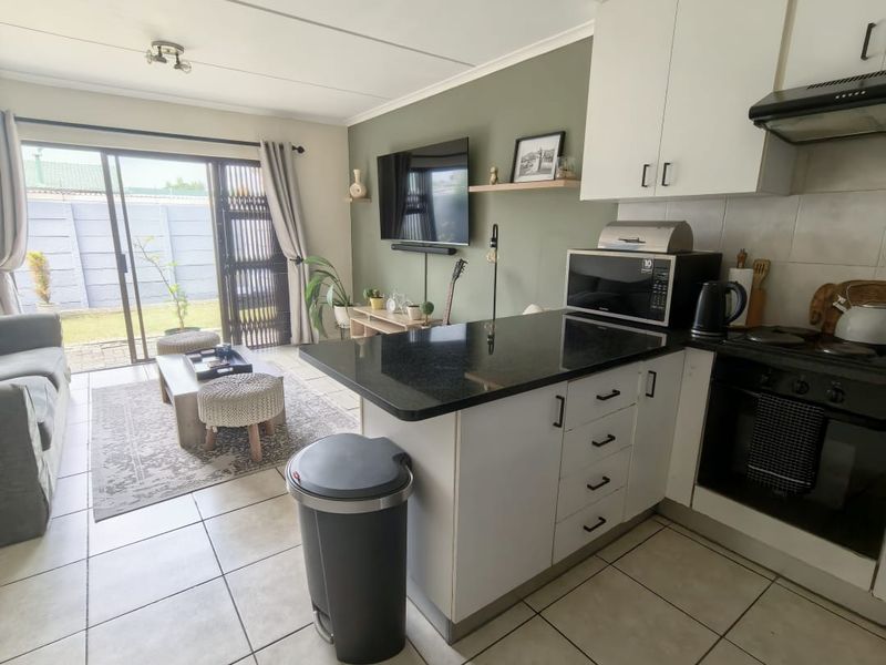 Modern Two Bedroom  Ground Floor Apartment/Flat for Sale in Grassy Park (Olive Grove) - Photo 3