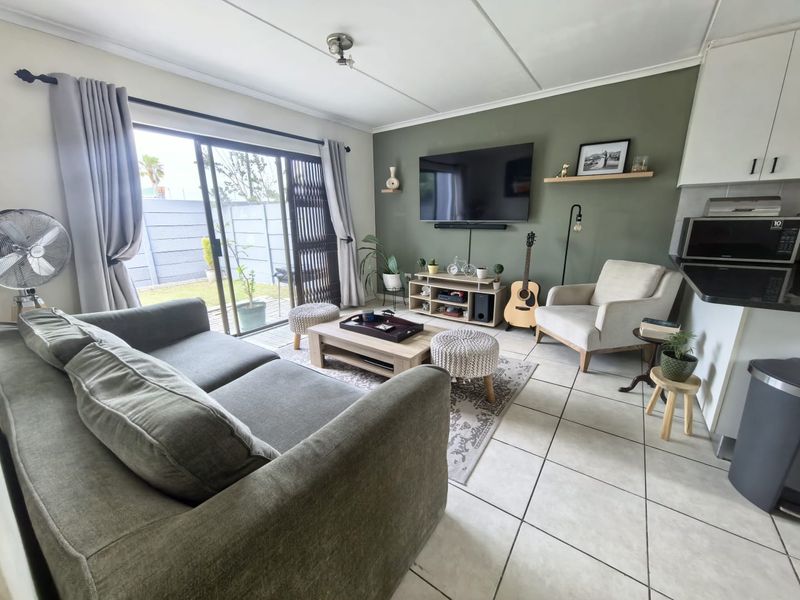 Modern Two Bedroom  Ground Floor Apartment/Flat for Sale in Grassy Park (Olive Grove) - Photo 2