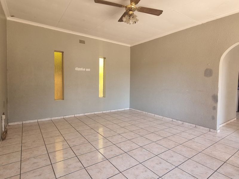 Three-Bedroom Starter Home with Entertainment Room and Swimming Pool - Photo 3