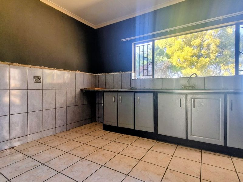Three-Bedroom Starter Home with Entertainment Room and Swimming Pool - Photo 4