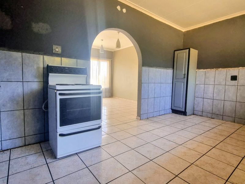 Three-Bedroom Starter Home with Entertainment Room and Swimming Pool - Photo 5