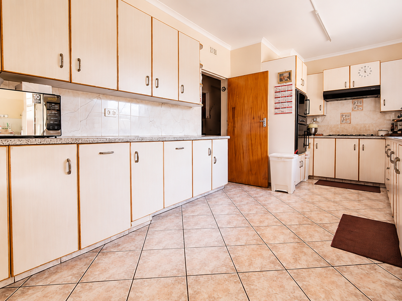 Three-Bedroom Home with One-Bedroom Flat, Lapa and Study - Photo 10