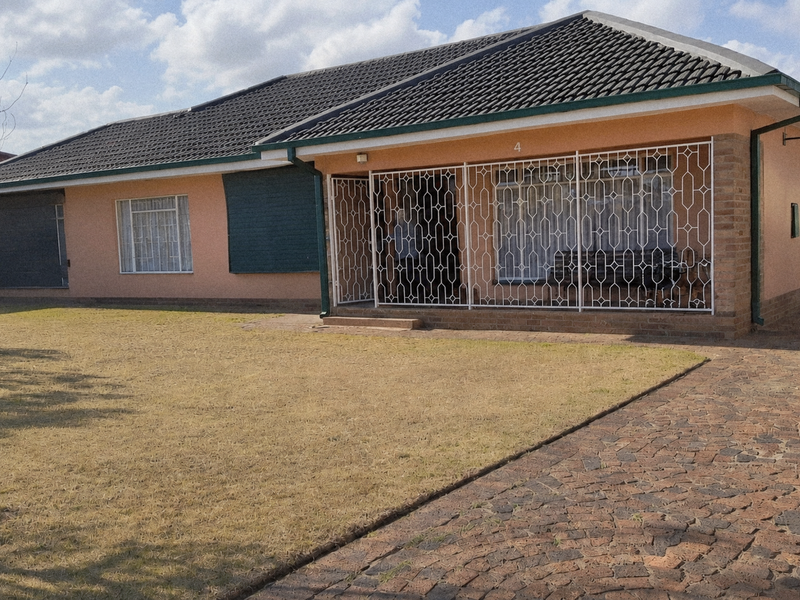Three-Bedroom Home with One-Bedroom Flat, Lapa and Study - Photo 3