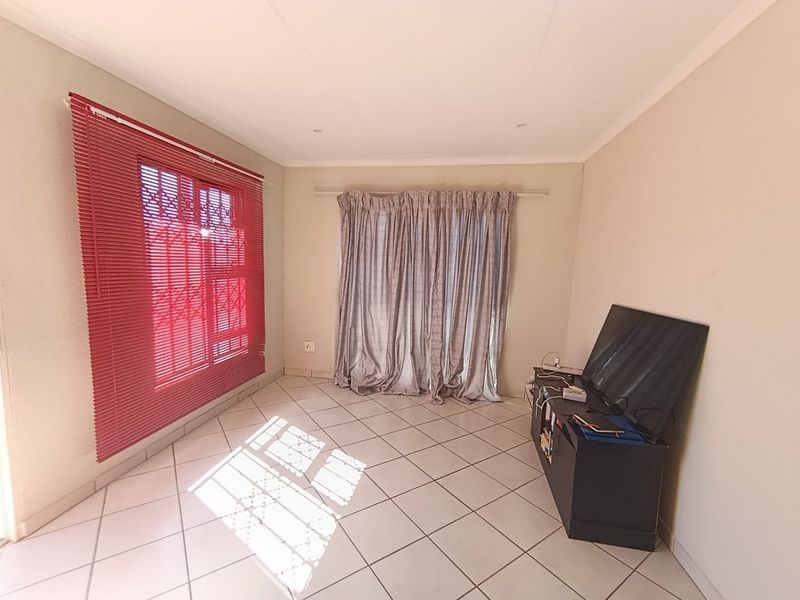 HOUSE FOR SALE IN PROTEA GLEN  - Photo 5