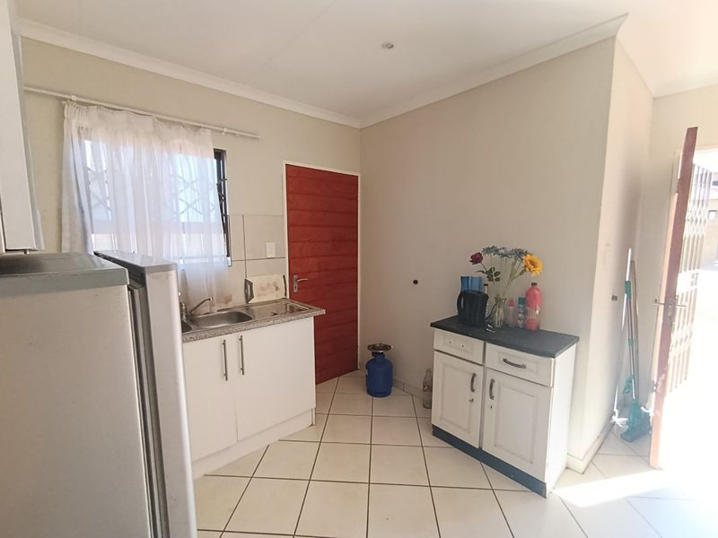 HOUSE FOR SALE IN PROTEA GLEN  - Photo 7