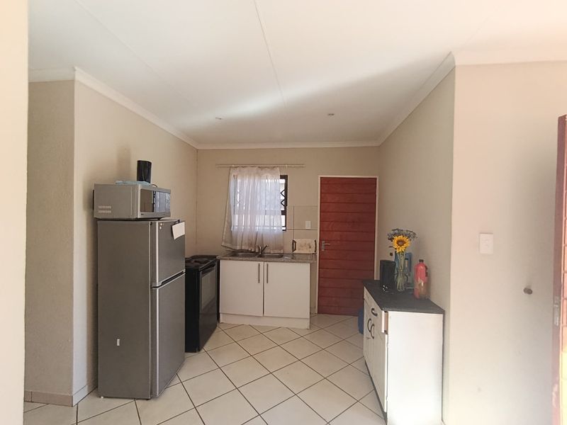 HOUSE FOR SALE IN PROTEA GLEN  - Photo 6