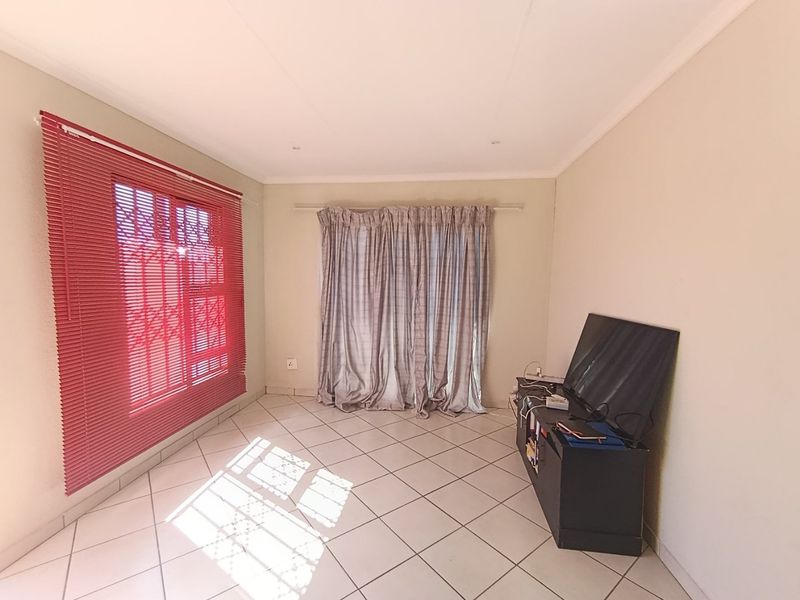 HOUSE FOR SALE IN PROTEA GLEN  - Photo 4