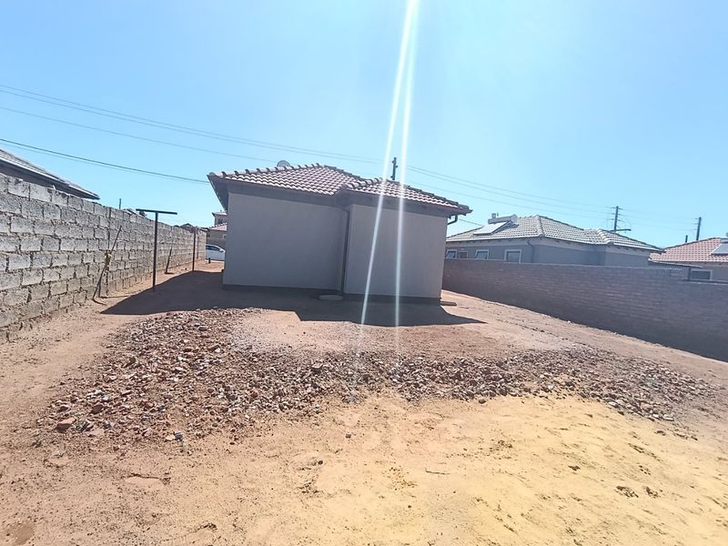 HOUSE FOR SALE IN PROTEA GLEN  - Photo 2