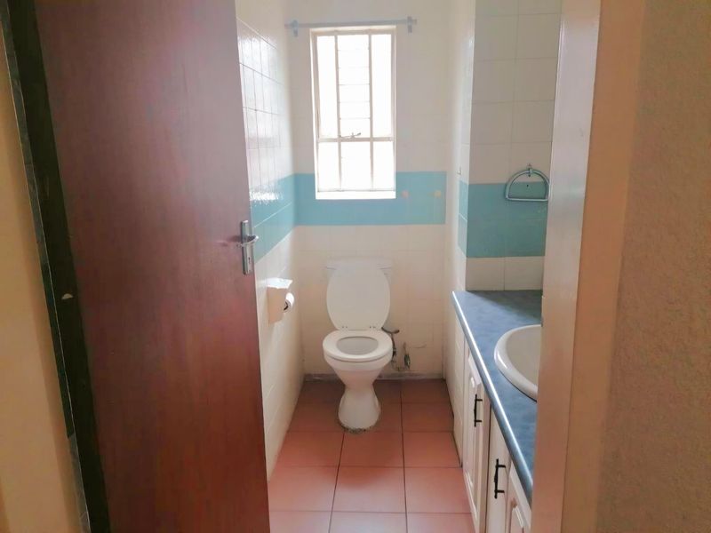Spacious Pet-Friendly 3-Bedroom Townhouse in Secure Sasolburg Complex - Photo 6