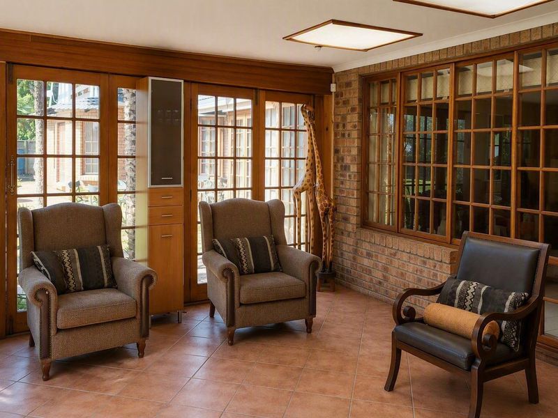 SPACIOUS LIFESTYLE PROPERTY WITH GUESTHOUSE & EXTENDED FAMILY POTENTIAL - Photo 6